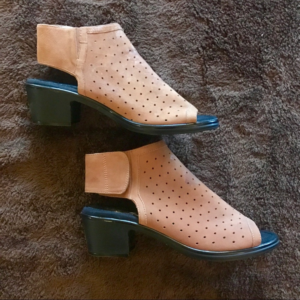 NWOT Steven by Steve Madden. Leather sandals. 9